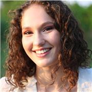 Studentessa di Medicina impartisce lezioni di chimica per studenti del liceo